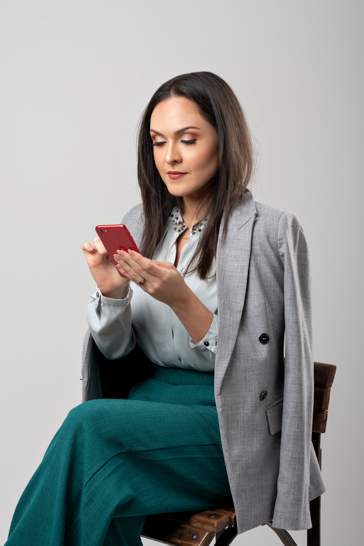Retrato Corporativo Empresarial Advogada Internacional Amina Guerra, Fotos para perfil profissional e sites feitos no Estúdio Fotográfico Abrassear em Contagem e Belo Horizonte