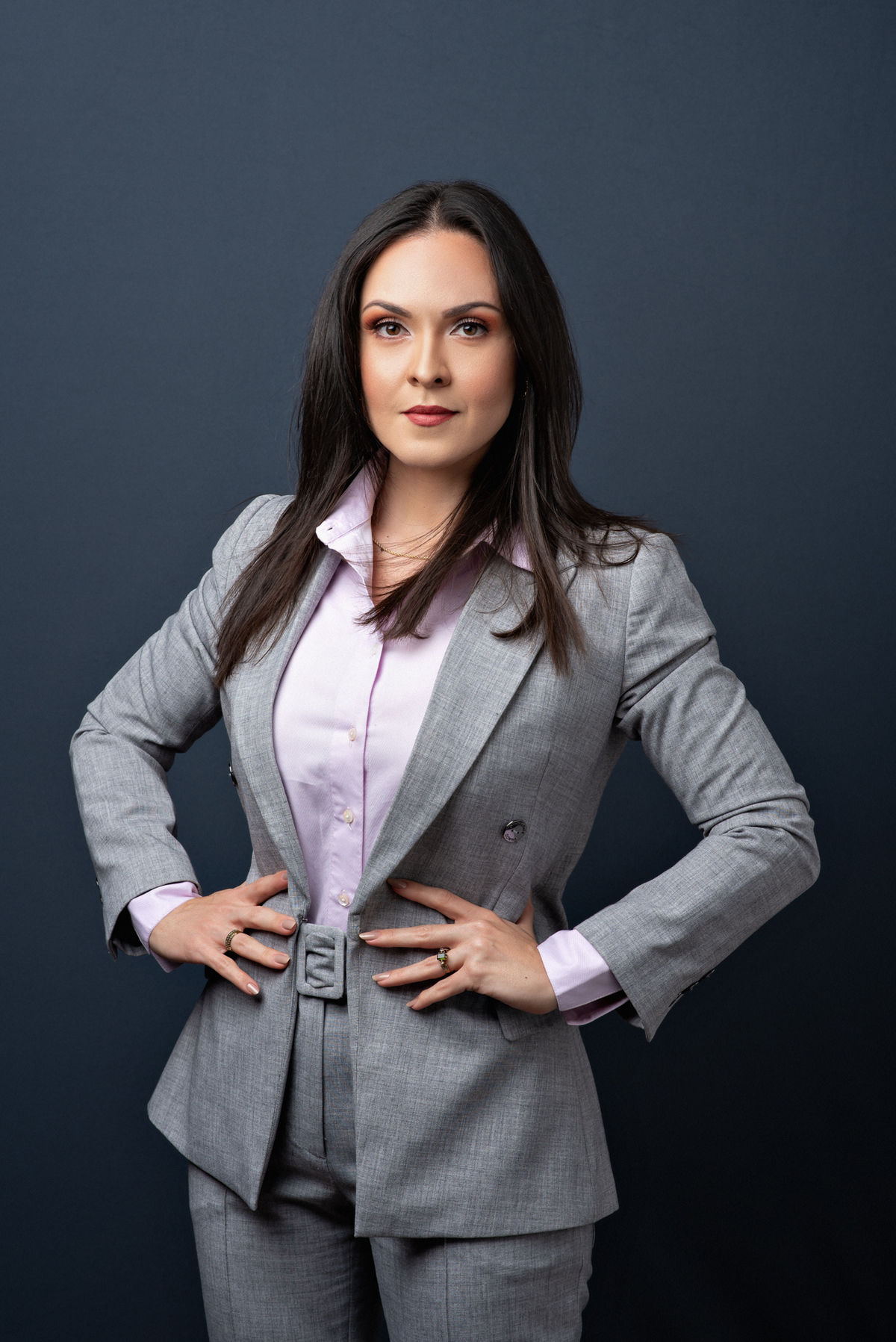 Retrato Corporativo Empresarial Advogada Internacional Amina Guerra, Fotos para perfil profissional e sites feitos no Estúdio Fotográfico Abrassear em Contagem e Belo Horizonte