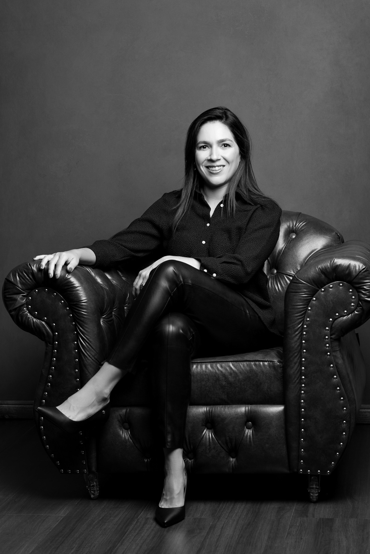 Retrato Corporativo Empresaria da Doutora Marcelle Andrade realizado no Estúdio Abrassear em Contagem pelo Fotógrafo Gresley Guimarães Fotografia