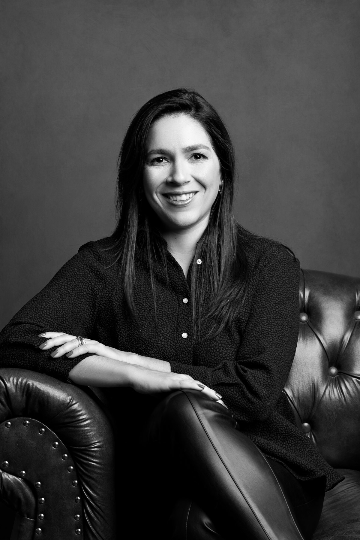 Retrato Corporativo Empresaria da Doutora Marcelle Andrade realizado no Estúdio Abrassear em Contagem pelo Fotógrafo Gresley Guimarães Fotografia