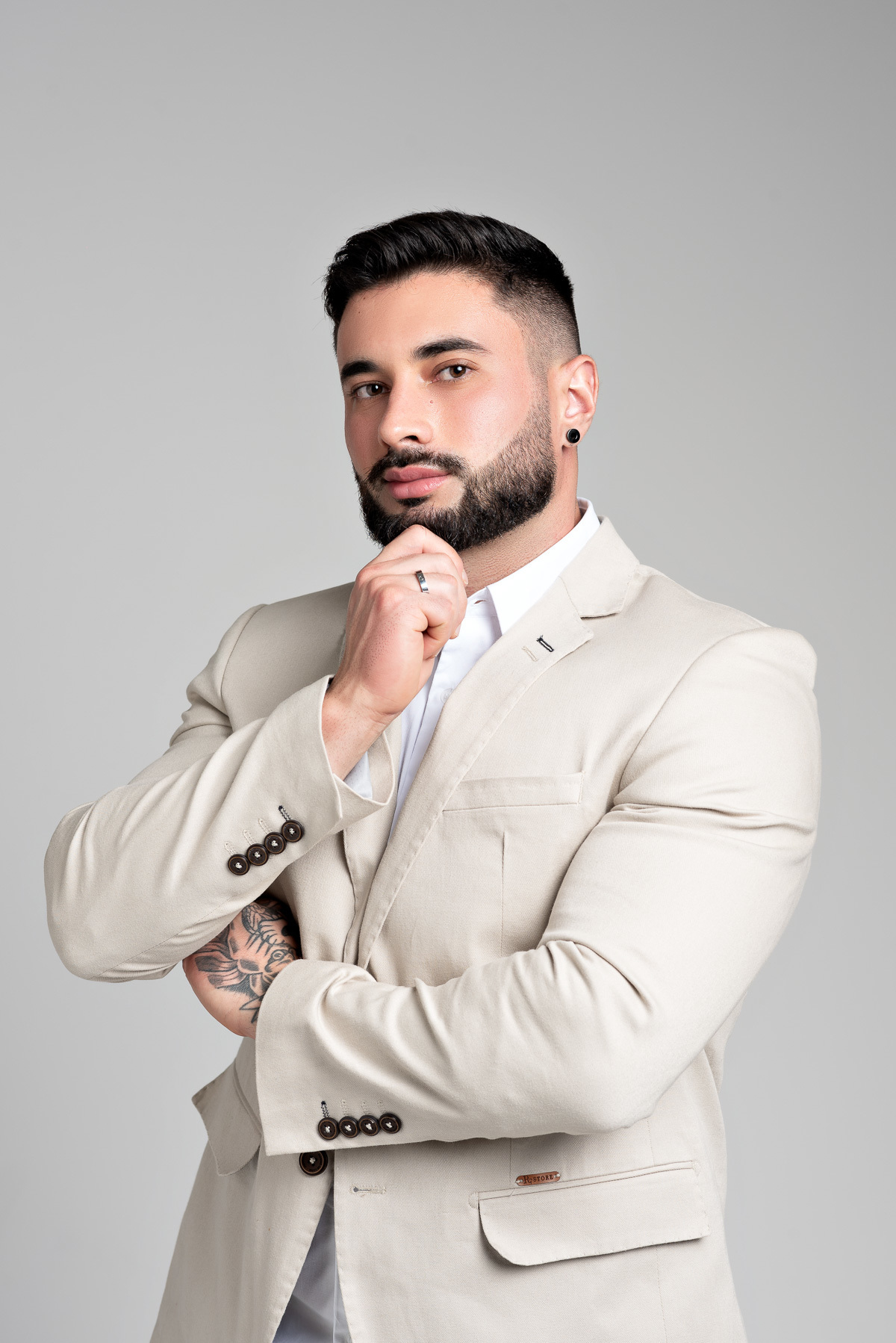 Retrato Corporativo Nutricionista André Mota no Estúdio Abrassear em Contagem e BH, fotos para perfil profissional na redes sociais e sites, retrato empresarial