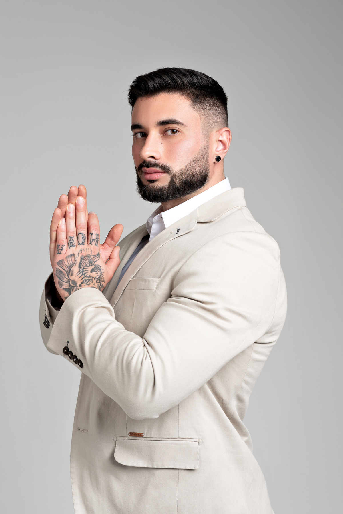 Retrato Corporativo Nutricionista André Mota no Estúdio Abrassear em Contagem e BH, fotos para perfil profissional na redes sociais e sites, retrato empresarial