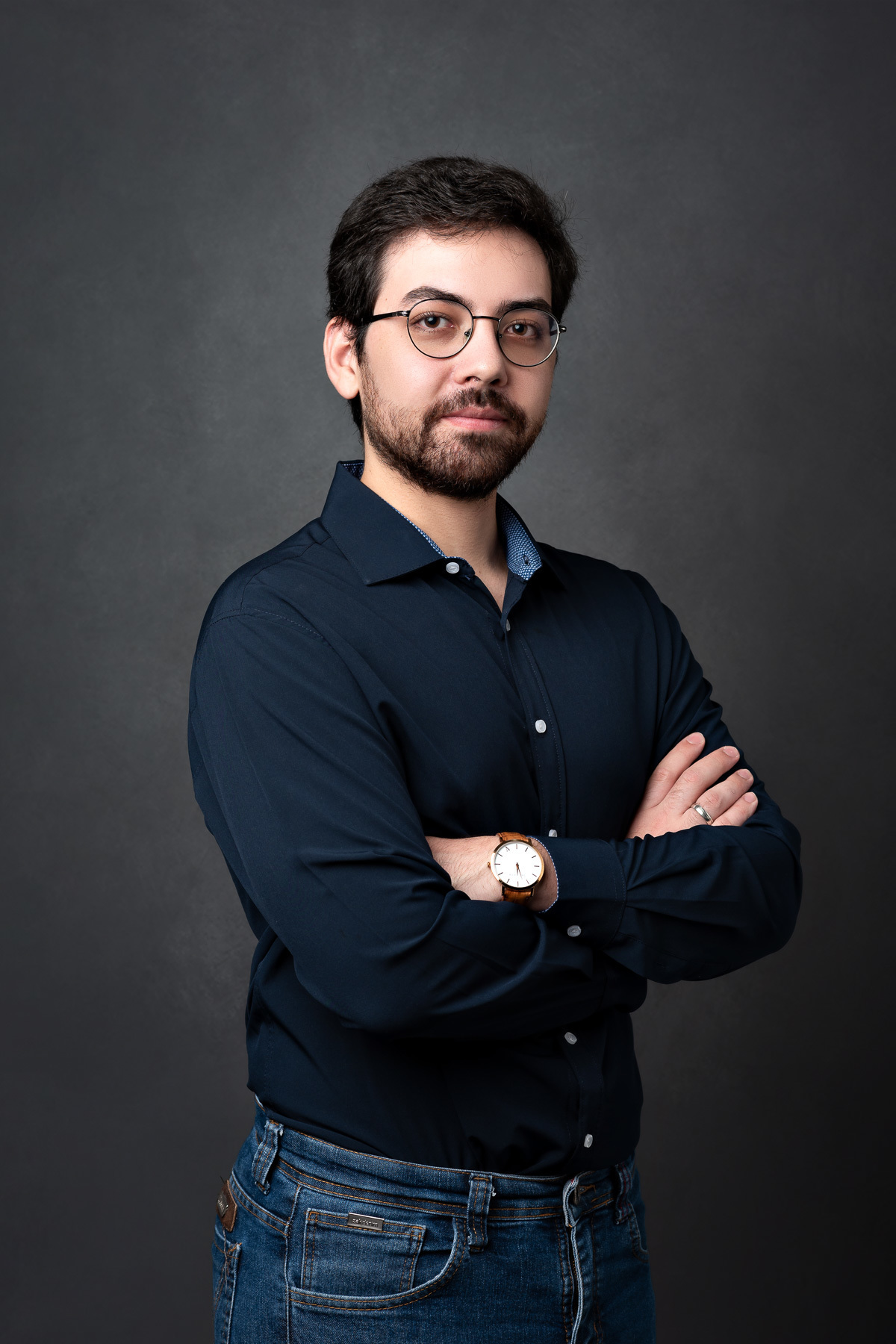 Retrato Empresarial e Corporativo do Engenheiro Eletricista Arthur Raposo no Estúdio Abrassear em Contagem e BH, fotos para redes sociais e sites, retratos para perfil profissional