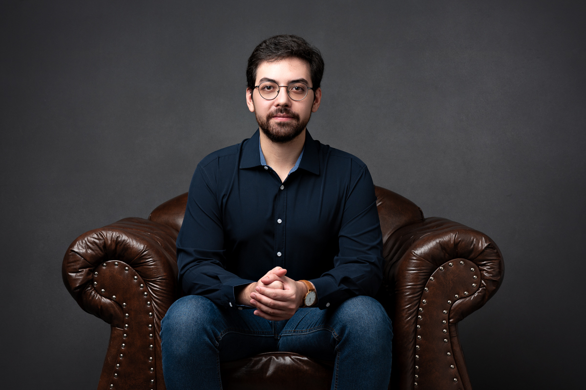 Retrato Empresarial e Corporativo do Engenheiro Eletricista Arthur Raposo no Estúdio Abrassear em Contagem e BH, fotos para redes sociais e sites, retratos para perfil profissional