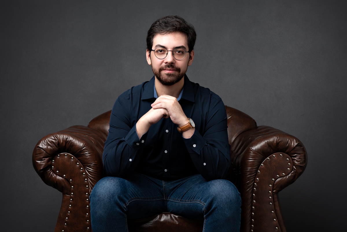 Retrato Empresarial e Corporativo do Engenheiro Eletricista Arthur Raposo no Estúdio Abrassear em Contagem e BH, fotos para redes sociais e sites, retratos para perfil profissional