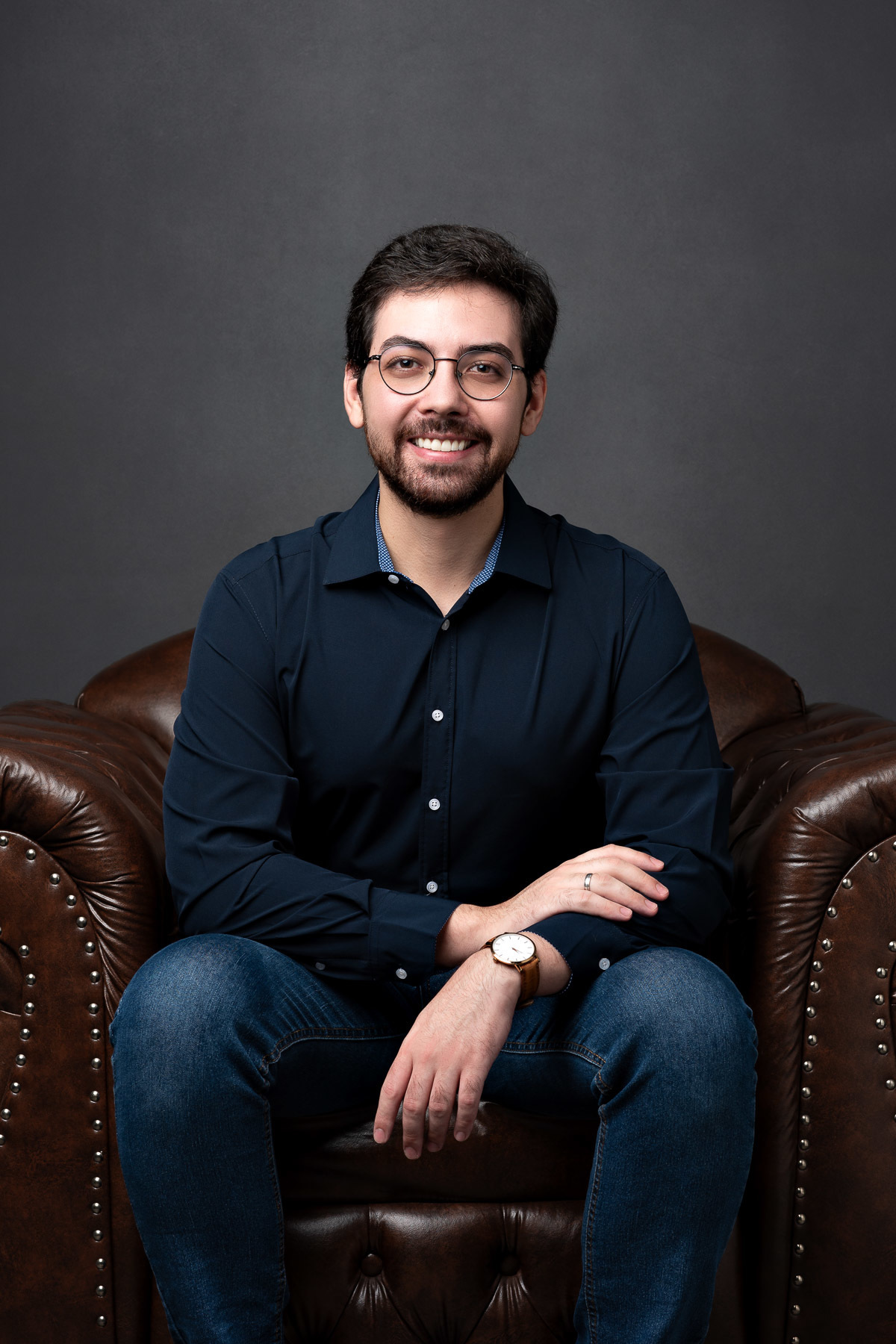 Retrato Empresarial e Corporativo do Engenheiro Eletricista Arthur Raposo no Estúdio Abrassear em Contagem e BH, fotos para redes sociais e sites, retratos para perfil profissional