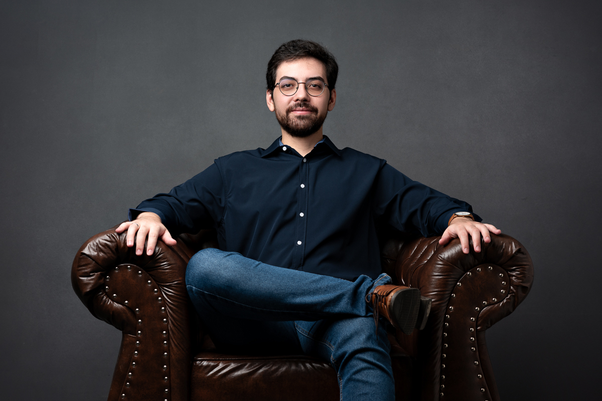 Retrato Empresarial e Corporativo do Engenheiro Eletricista Arthur Raposo no Estúdio Abrassear em Contagem e BH, fotos para redes sociais e sites, retratos para perfil profissional