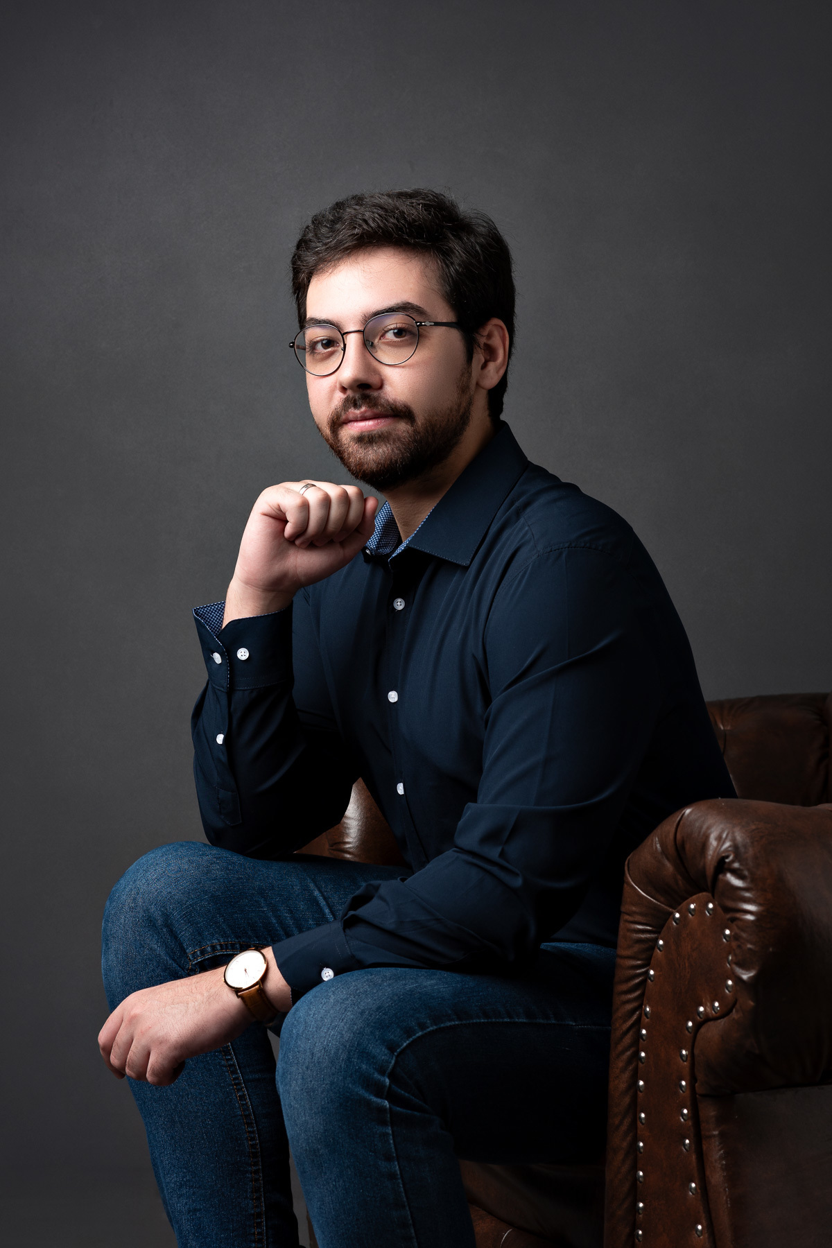 Retrato Empresarial e Corporativo do Engenheiro Eletricista Arthur Raposo no Estúdio Abrassear em Contagem e BH, fotos para redes sociais e sites, retratos para perfil profissional