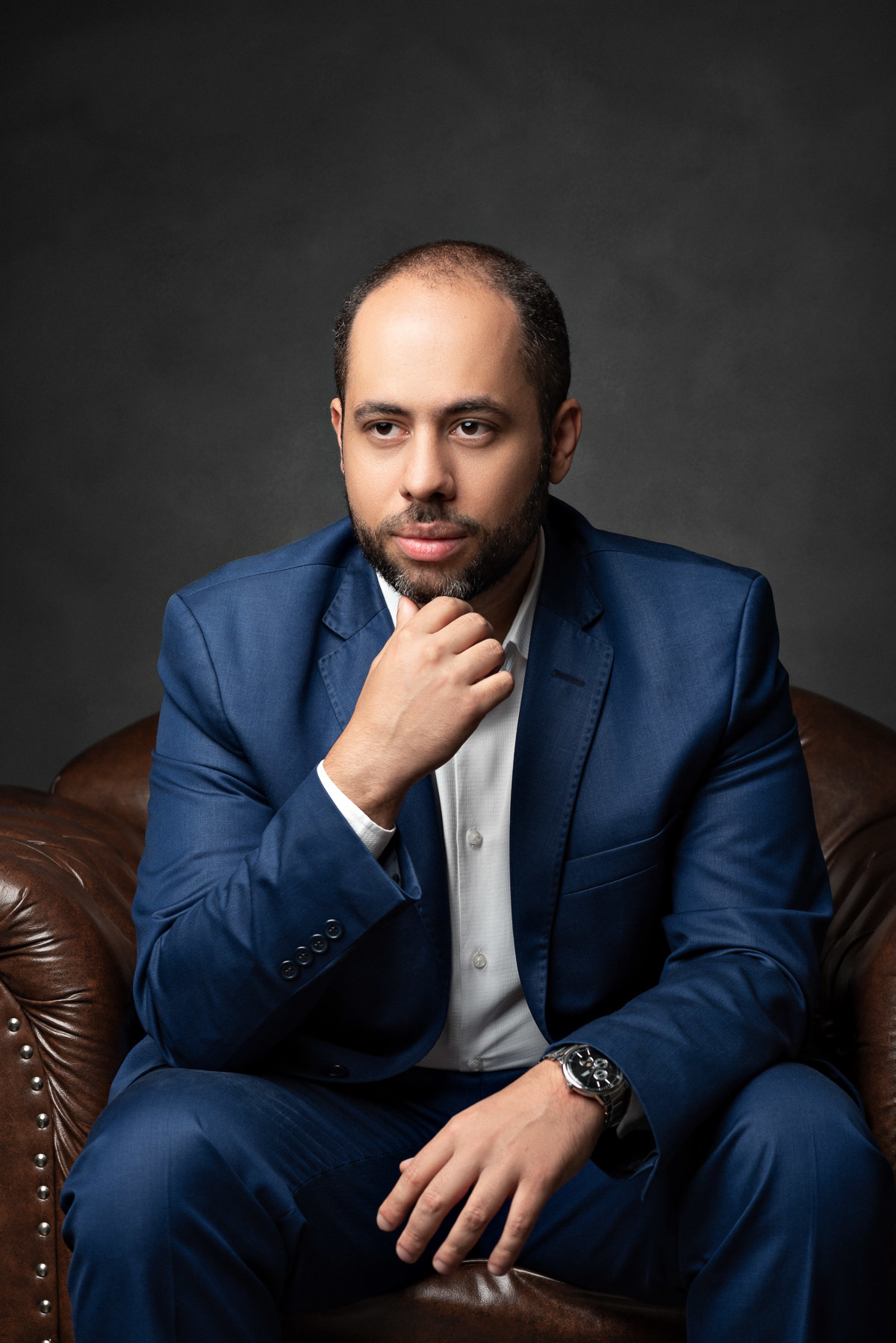 Retrato Corporativo e Empresarial do Gestor Financeiro Filipe Rezende realizado no Estúdio Abrassear pelo Fotógrafo de Retratos Gresley Guimarães