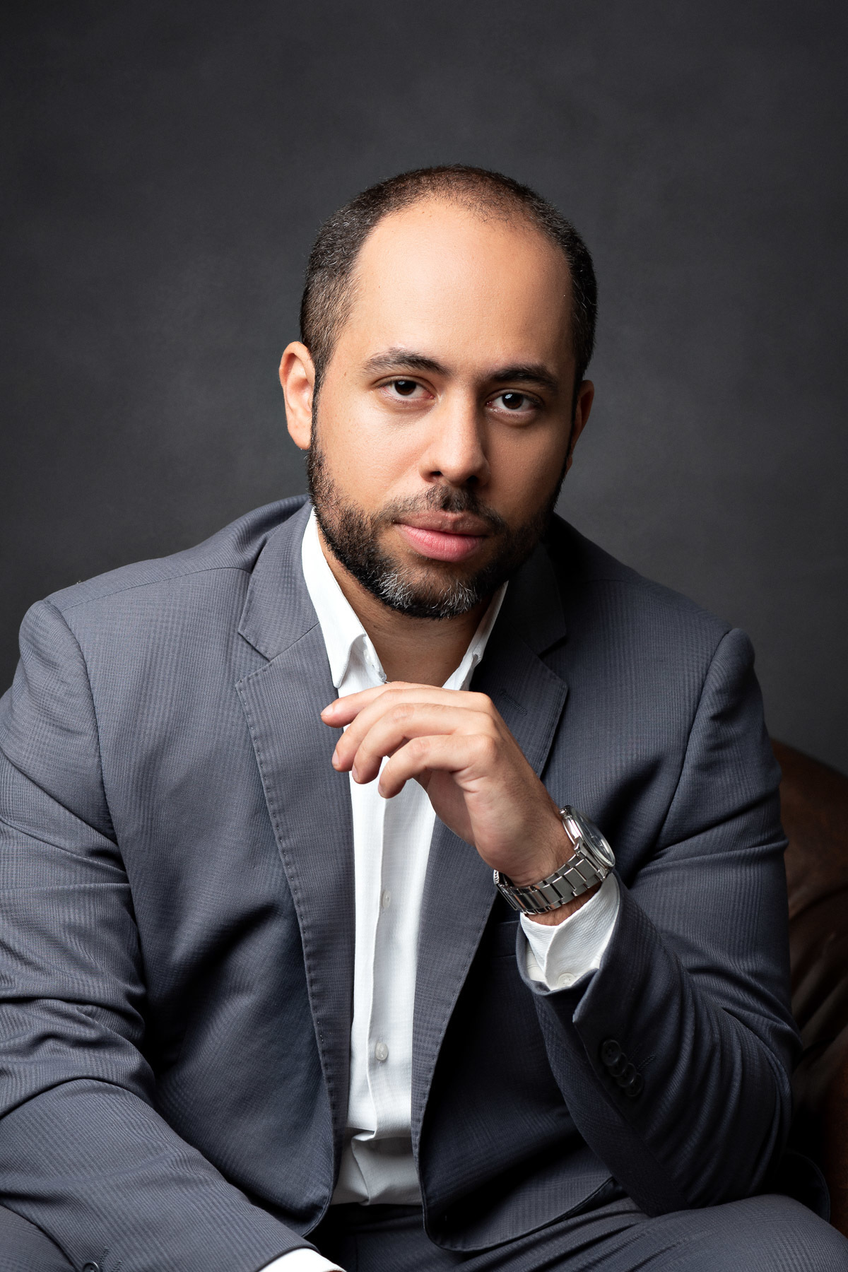 Retrato Corporativo e Empresarial do Gestor Financeiro Filipe Rezende realizado no Estúdio Abrassear pelo Fotógrafo de Retratos Gresley Guimarães