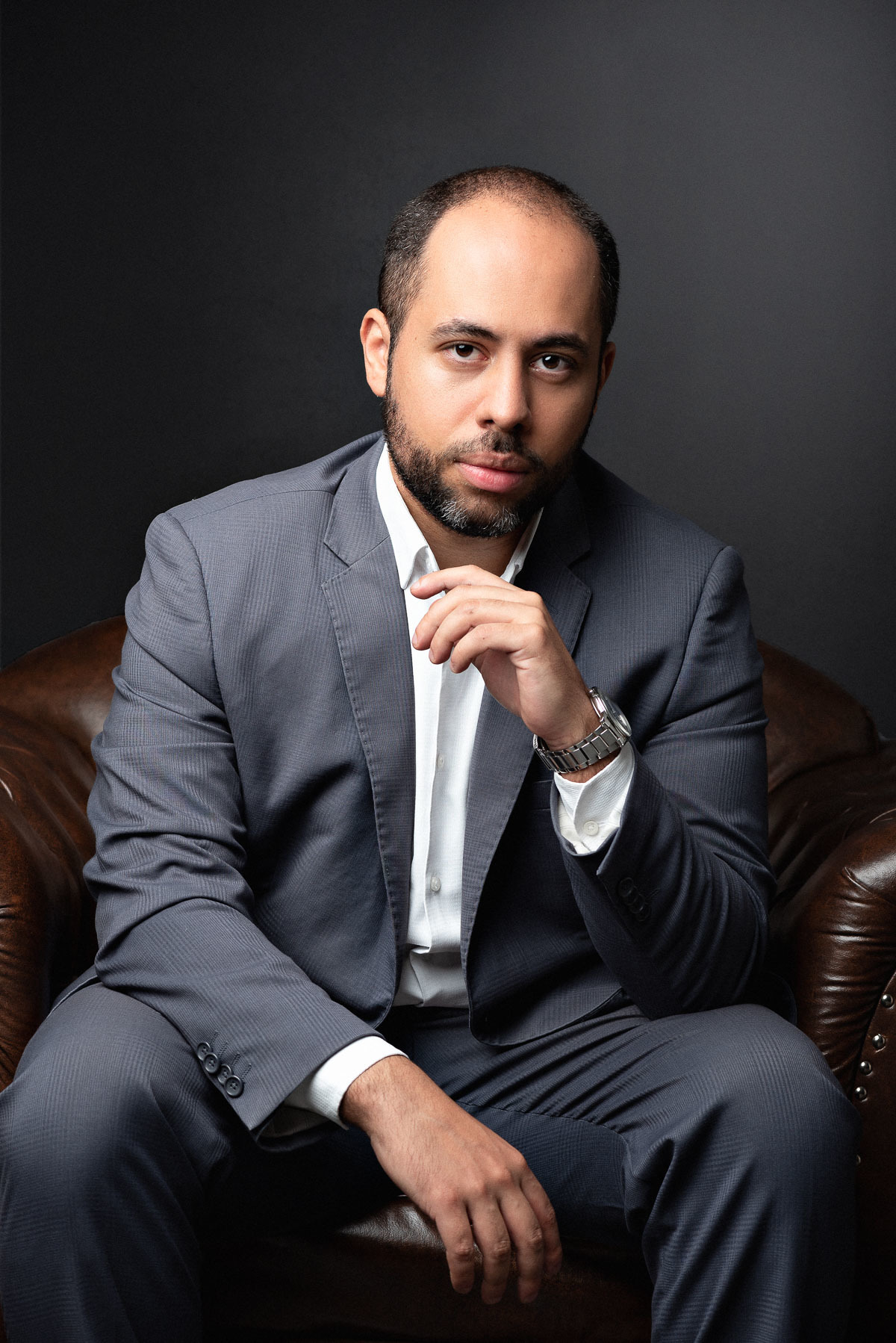 Retrato Corporativo e Empresarial do Gestor Financeiro Filipe Rezende realizado no Estúdio Abrassear pelo Fotógrafo de Retratos Gresley Guimarães