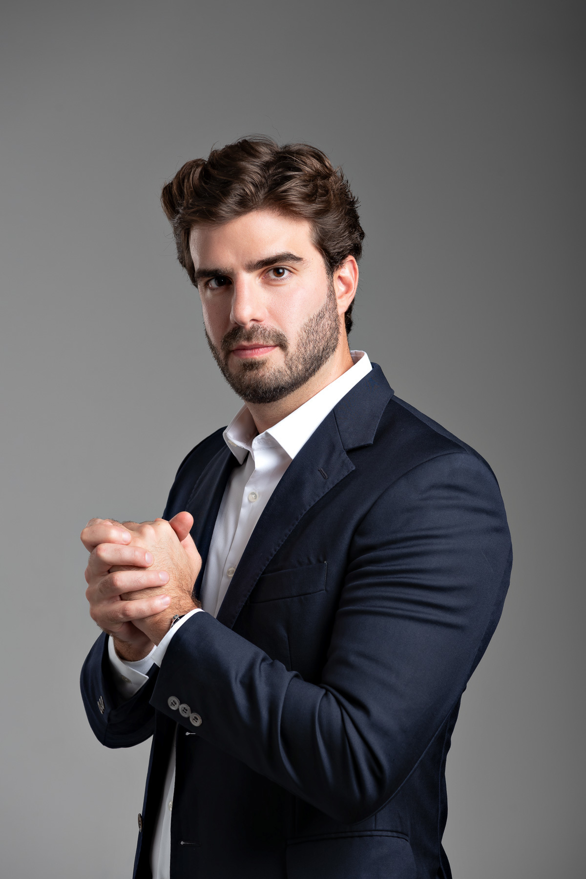 Retrato Corporativo e Empresarial Masculino Gabriel Junqueira no Estúdio Abrassear em Contagem Belo Horizonte, fotógrafo Gresley Guimarães - Retratos para perfil profissional Redes Sociais e Sites, fotos para criativos e anuncios.