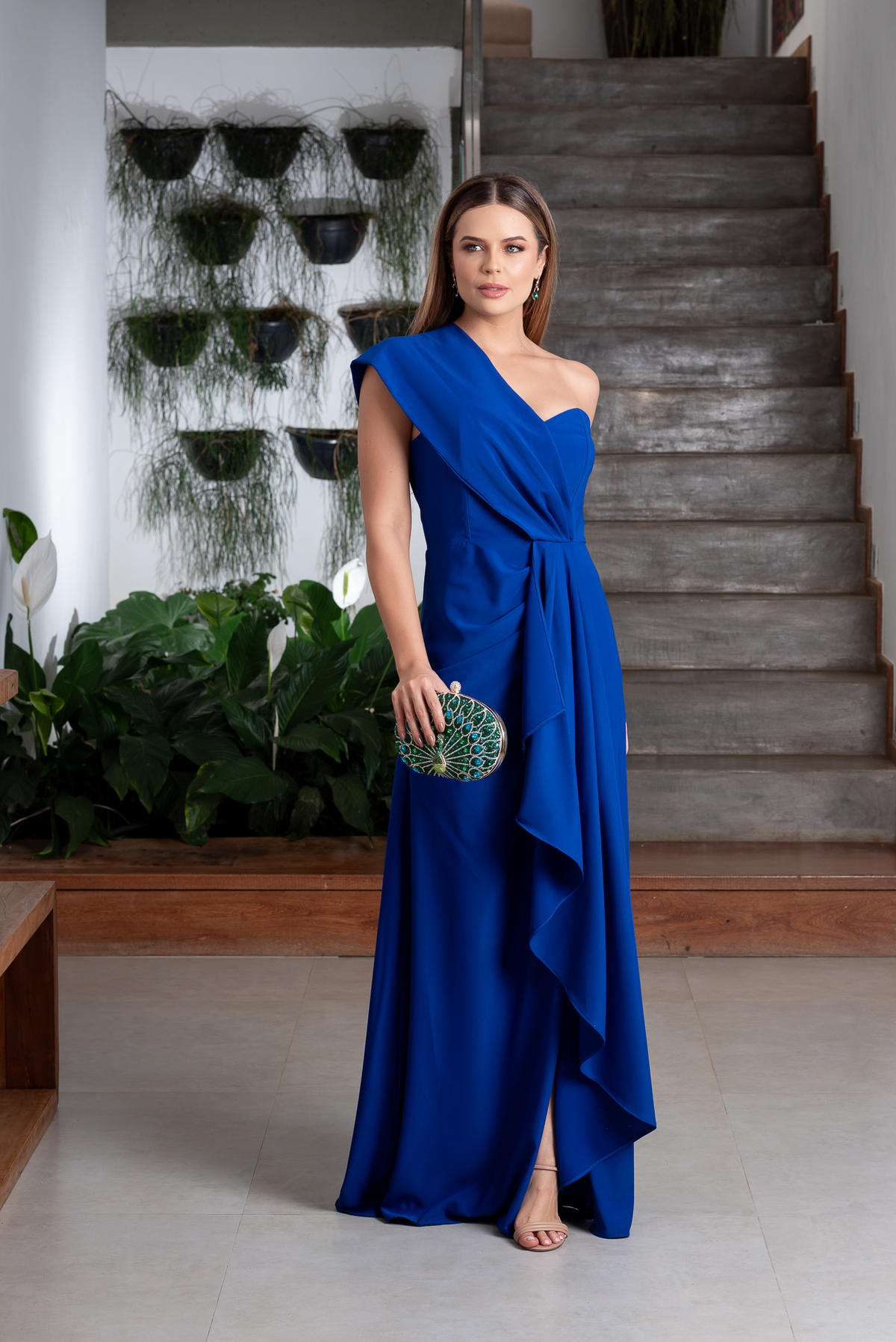 Fotografia de Moda Vida Nua Vestidos para Festas e Eventos, realizado na Casa Ensaios em Nova Lima pelo Fotógrafo Gresley Guimarães do Estúdio Abrassear