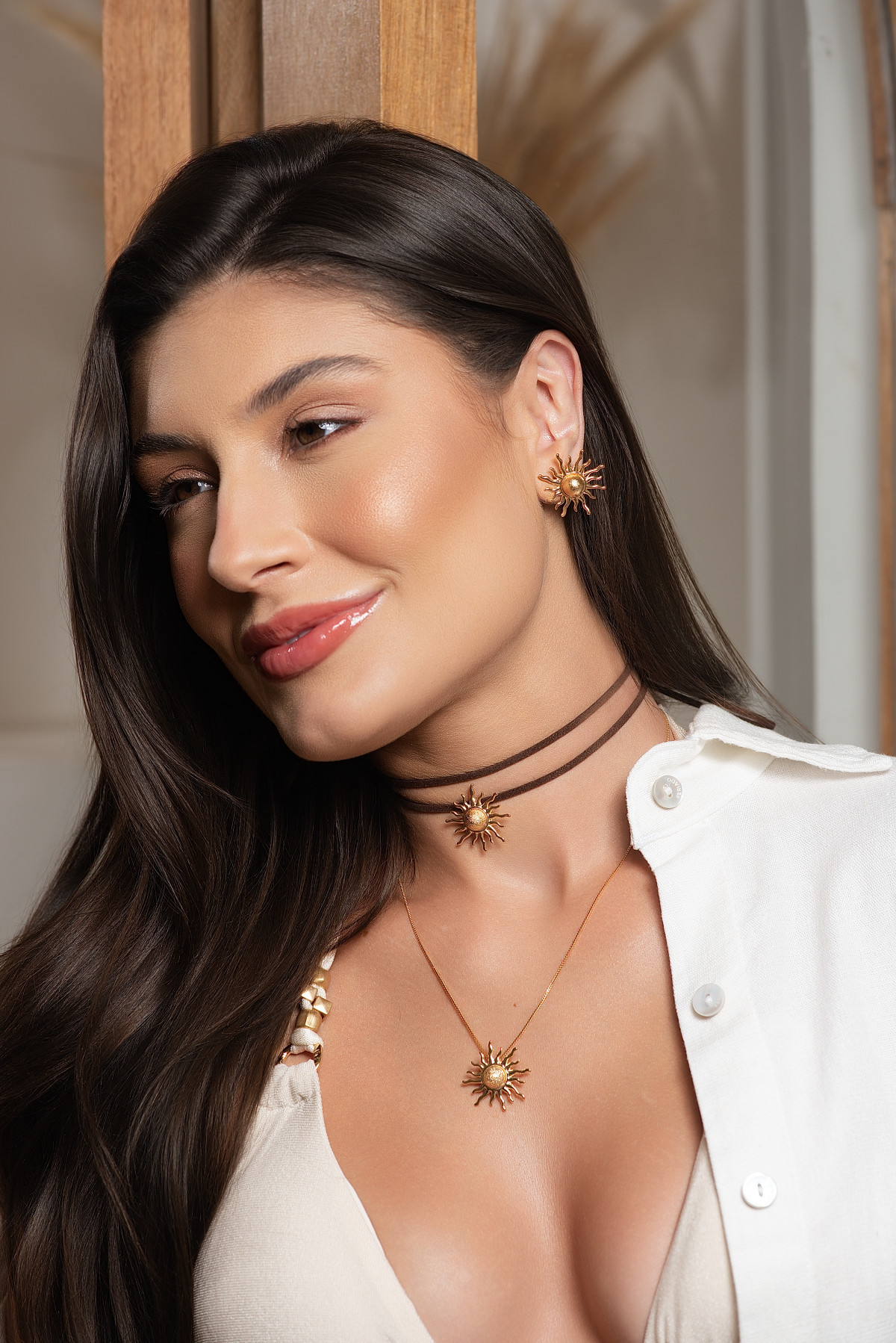 Campanha de Moda Brias Barume Jóias, Fotografia de Moda e Produtos Semijóias, Modelo Isabela Pardini, fotógrafo Gresley Guimarães do Estúdio Abrassear, Locação Casa Bali em Contagem, Grande Bh