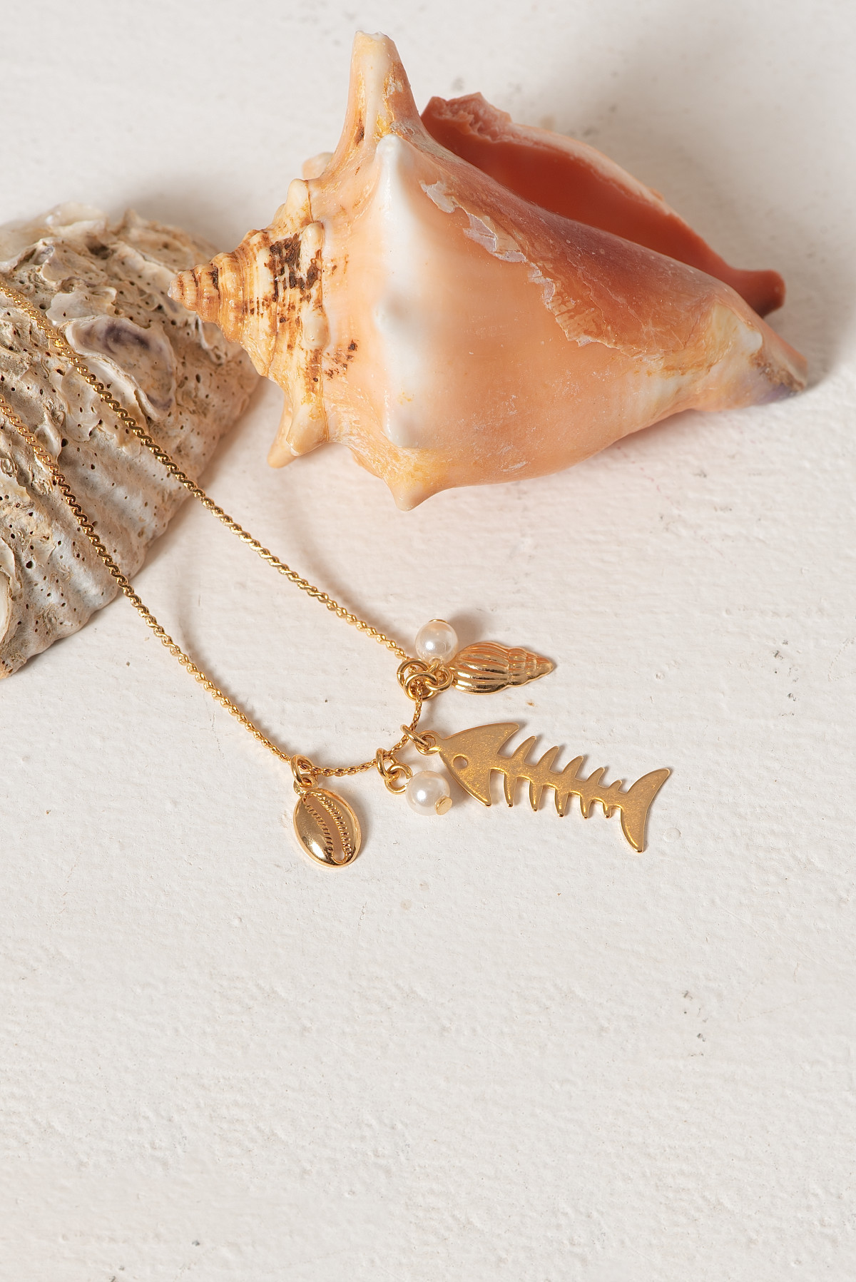 Campanha de Moda Brias Barume Jóias, Fotografia de Moda e Produtos Semijóias, Modelo Isabela Pardini, fotógrafo Gresley Guimarães do Estúdio Abrassear, Locação Casa Bali em Contagem, Grande Bh