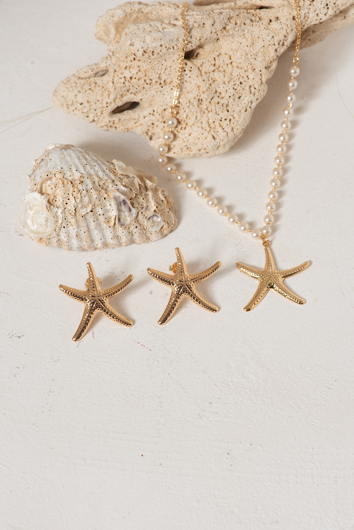 Campanha de Moda Brias Barume Jóias, Fotografia de Moda e Produtos Semijóias, Modelo Isabela Pardini, fotógrafo Gresley Guimarães do Estúdio Abrassear, Locação Casa Bali em Contagem, Grande Bh