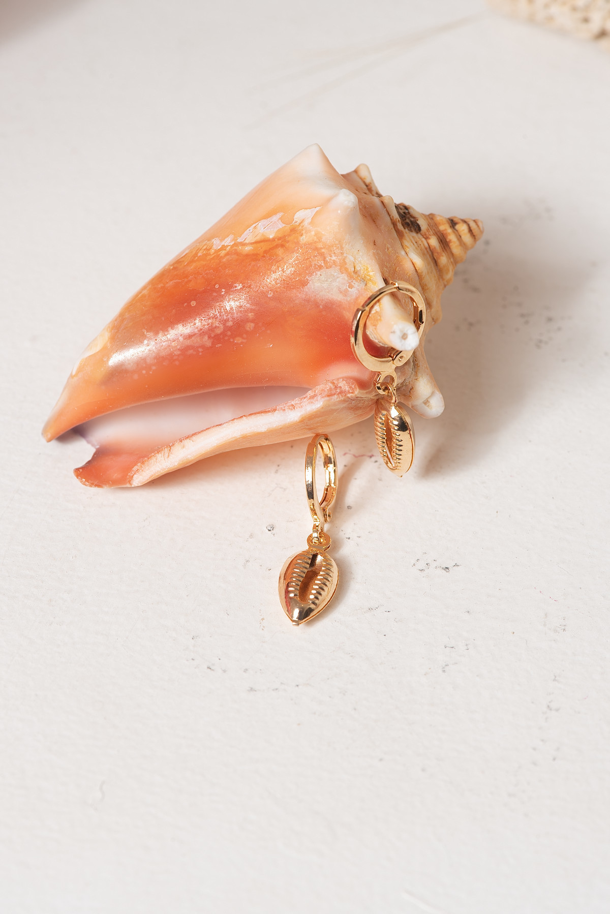 Campanha de Moda Brias Barume Jóias, Fotografia de Moda e Produtos Semijóias, Modelo Isabela Pardini, fotógrafo Gresley Guimarães do Estúdio Abrassear, Locação Casa Bali em Contagem, Grande Bh