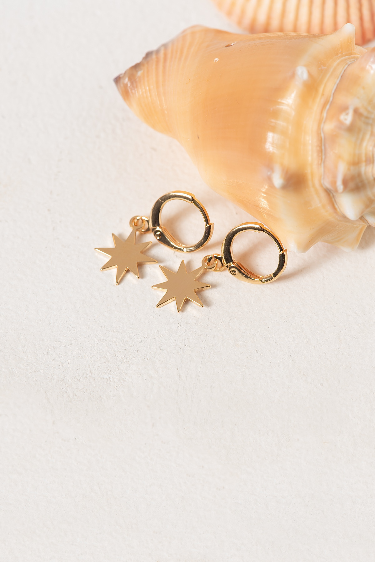 Campanha de Moda Brias Barume Jóias, Fotografia de Moda e Produtos Semijóias, Modelo Isabela Pardini, fotógrafo Gresley Guimarães do Estúdio Abrassear, Locação Casa Bali em Contagem, Grande Bh