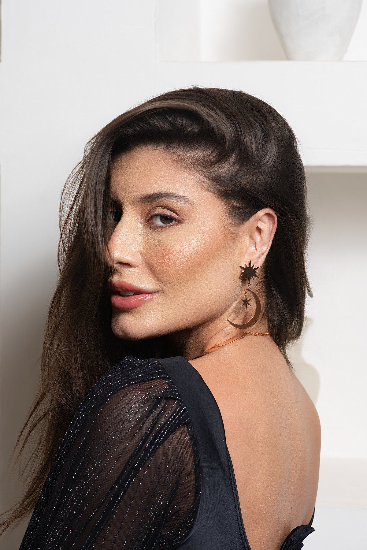 Campanha de Moda Brias Barume Jóias, Fotografia de Moda e Produtos Semijóias, Modelo Isabela Pardini, fotógrafo Gresley Guimarães do Estúdio Abrassear, Locação Casa Bali em Contagem, Grande Bh