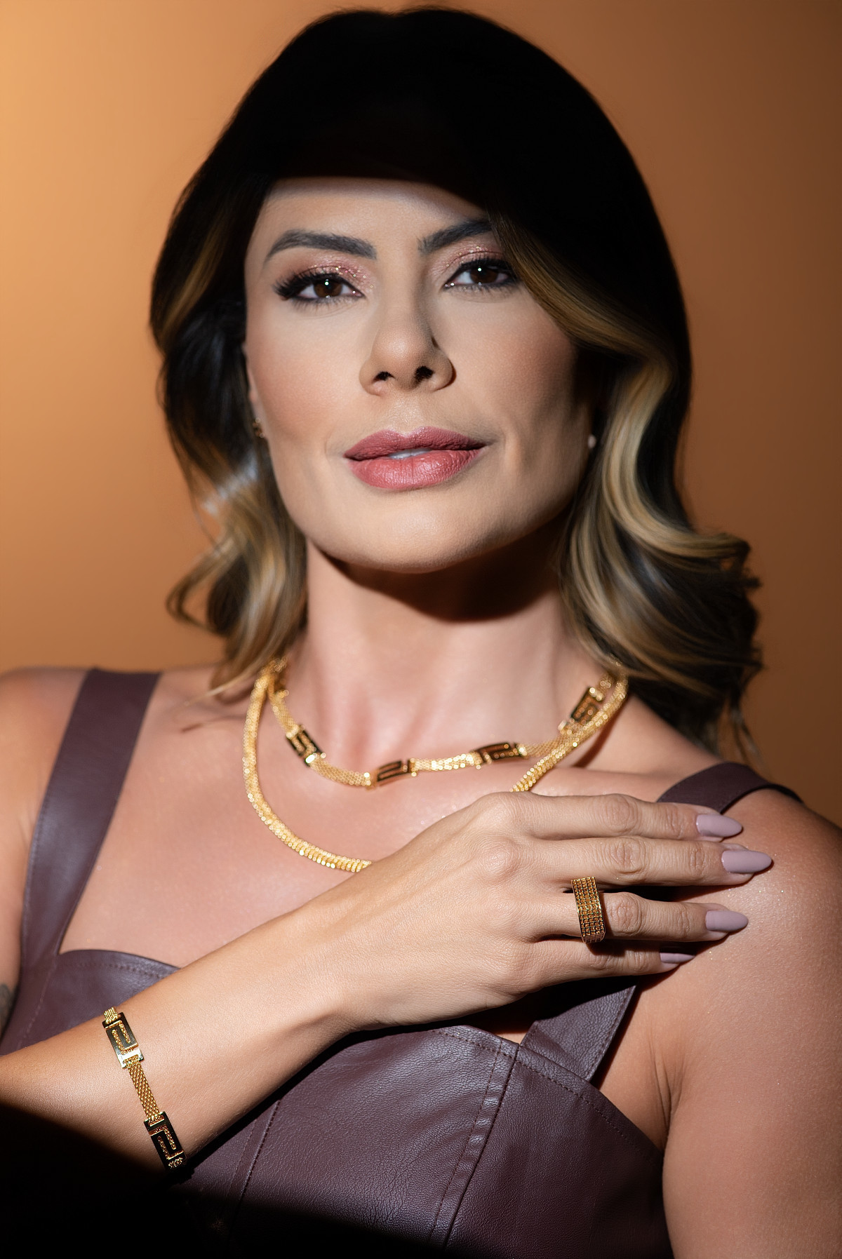 Fotografia de Produtos de Moda, Coleção Destino Barume Jóias realizado no Estúdio Abrassear em Contagem pelo Fotógrafo Gresley Guimarães e a Modelo Ana Paula Diniz Jornalista da Band Minas