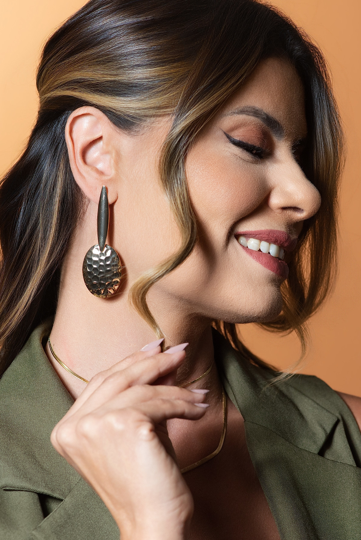 Fotografia de Produtos de Moda, Coleção Destino Barume Jóias realizado no Estúdio Abrassear em Contagem pelo Fotógrafo Gresley Guimarães e a Modelo Ana Paula Diniz Jornalista da Band Minas