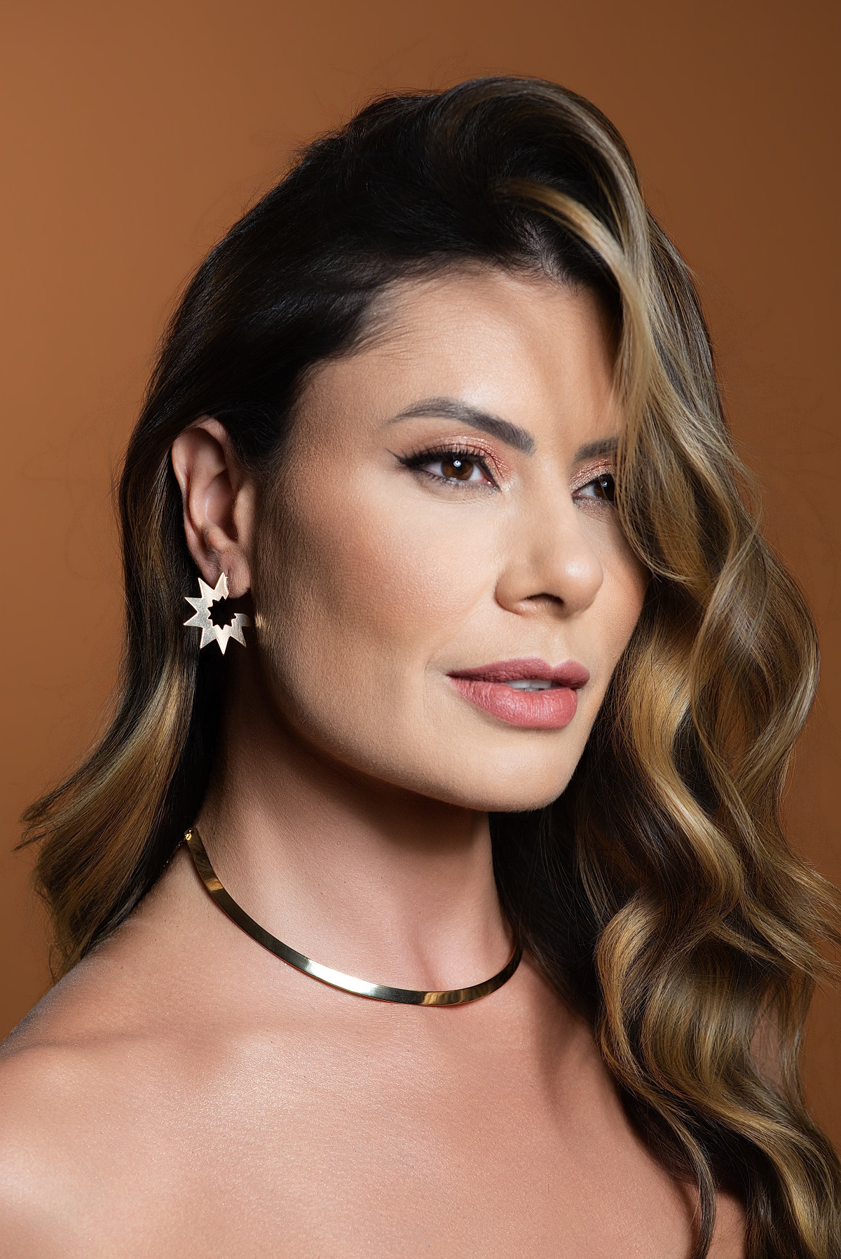 Fotografia de Produtos de Moda, Coleção Destino Barume Jóias realizado no Estúdio Abrassear em Contagem pelo Fotógrafo Gresley Guimarães e a Modelo Ana Paula Diniz Jornalista da Band Minas