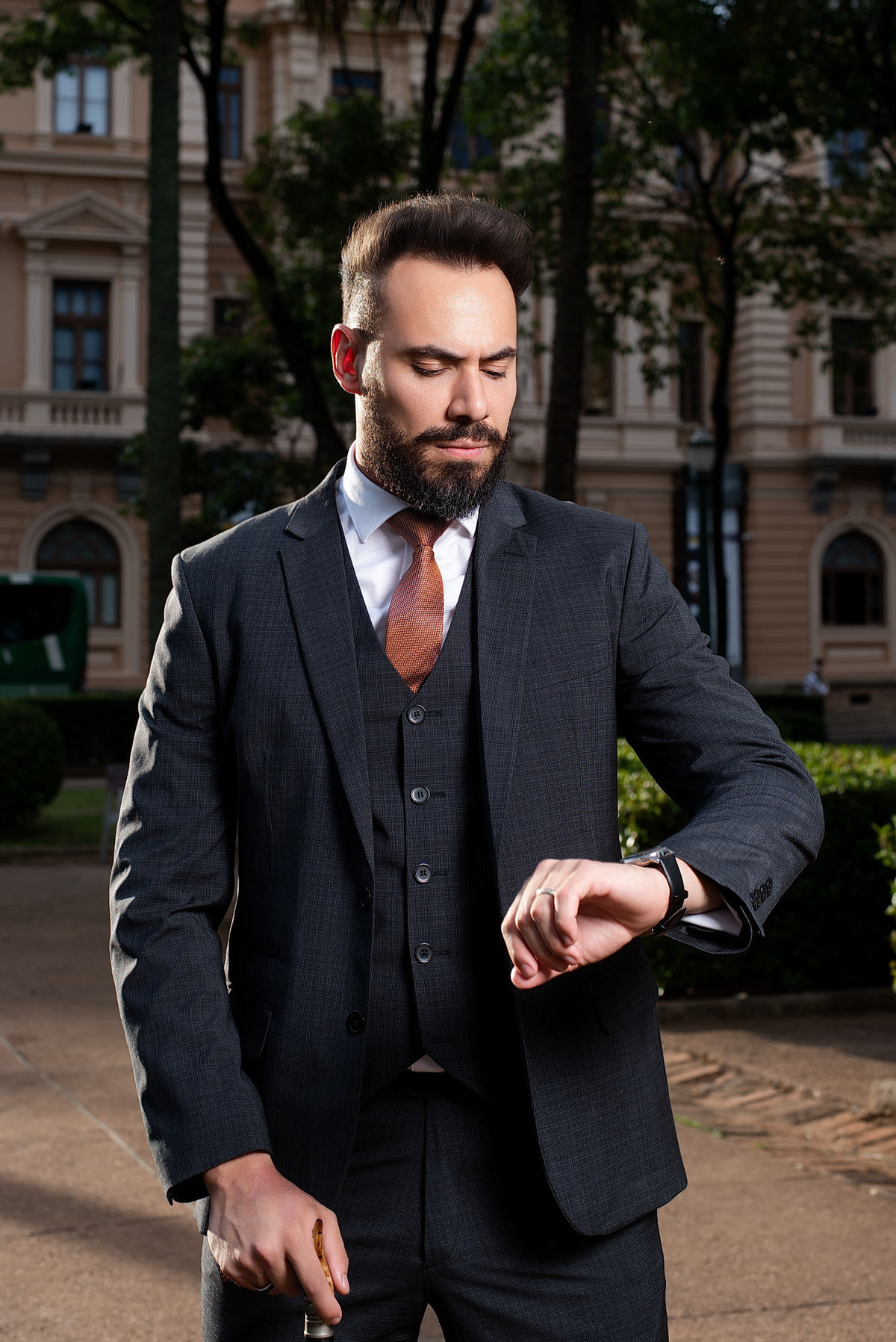 Editorial Moda Masculina Guillermo Eco Alfaiataria realizado na Praça da Liberdade em Belo Horizonte pelo Fotógrafo de Moda Gresley Guimarães do Estúdio Abrassear de Contagem