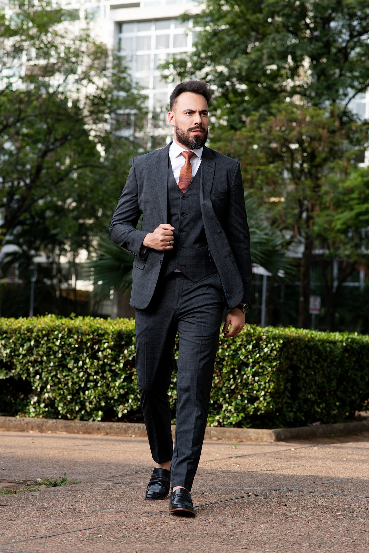 Editorial Moda Masculina Guillermo Eco Alfaiataria realizado na Praça da Liberdade em Belo Horizonte pelo Fotógrafo de Moda Gresley Guimarães do Estúdio Abrassear de Contagem