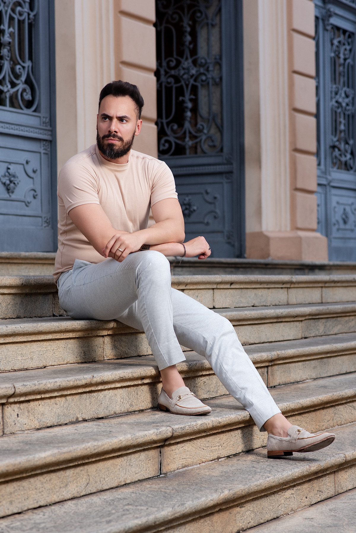 Editorial Moda Masculina Guillermo Eco Alfaiataria realizado na Praça da Liberdade em Belo Horizonte pelo Fotógrafo de Moda Gresley Guimarães do Estúdio Abrassear de Contagem