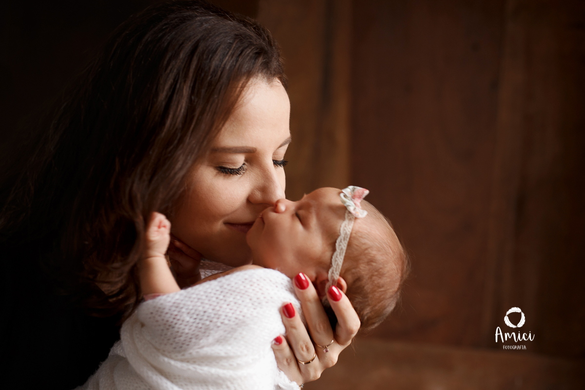 Fotografia de recém nascida junto com a mãe.
