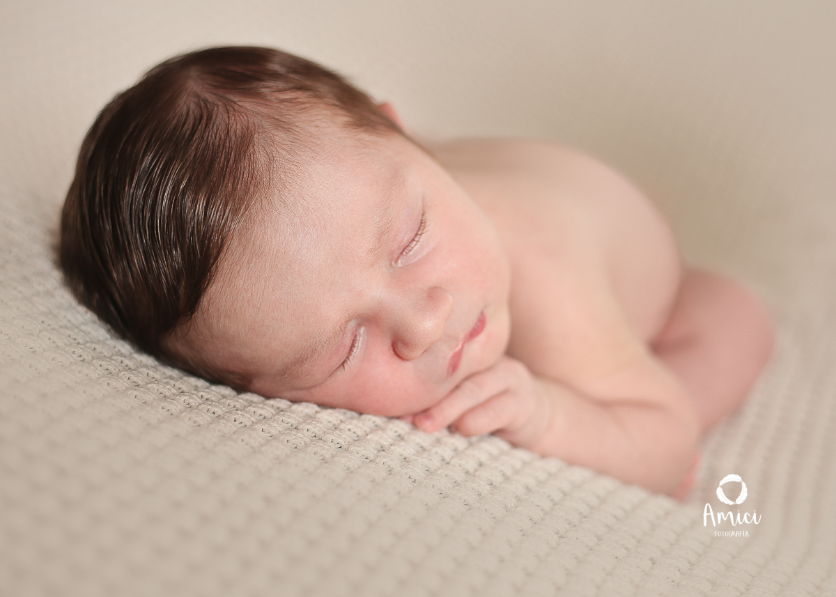 Fotografia de recém nascido, bebê na pose coala.