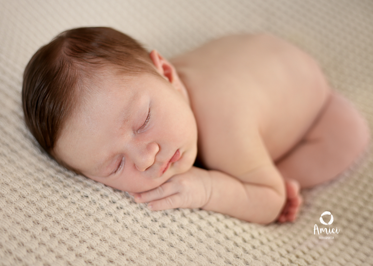Newborn, recém nascido na pose coala, composição neutra.