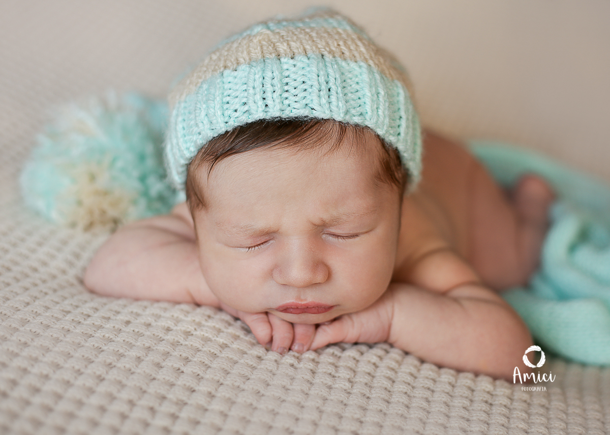 Fotografia newborn, bebê na pose de bracinho.