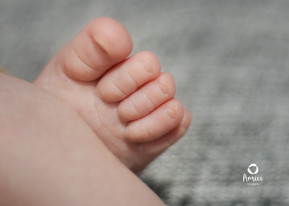 Fotografia newborn, destaque nos dedinhos do pé do recém nascido.