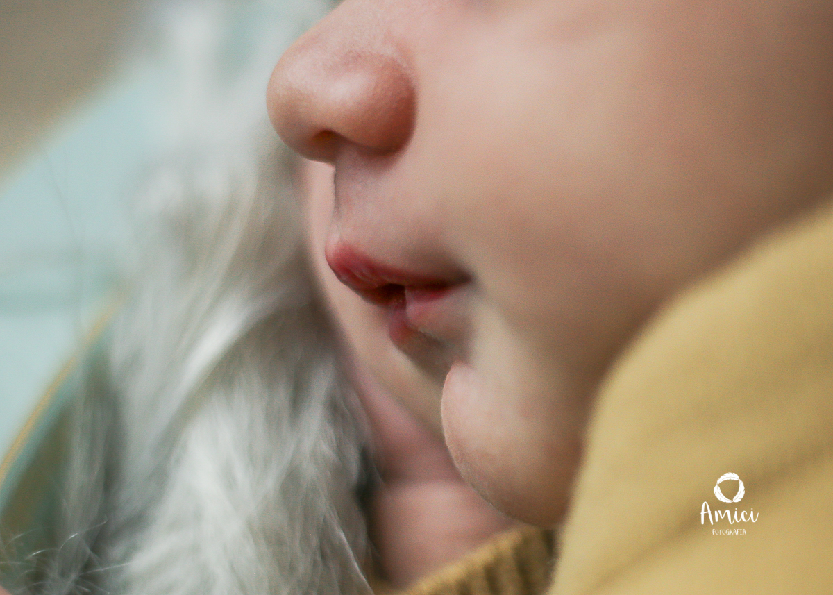 Recém nascido, fotografia de detalhe destacando o perfil do nariz, boca e queixo do bebê.
