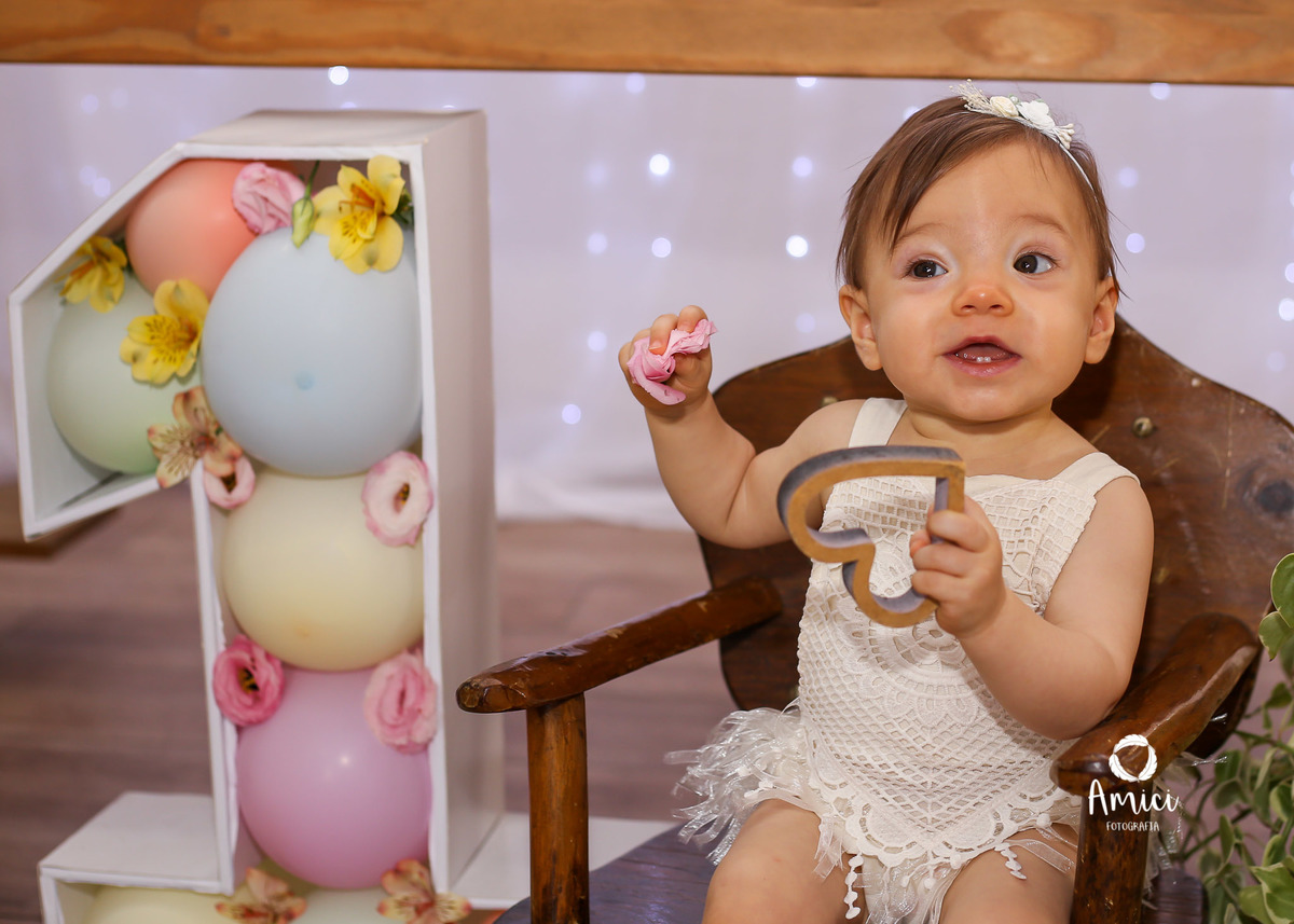 Festa infantil, bebê sorrindo para a câmera.