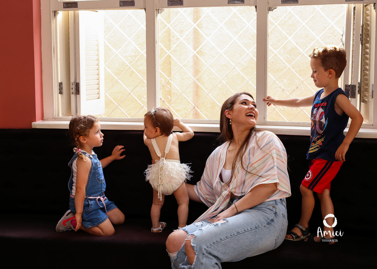 Festa infantil, mãe e filha brincando com os primos da aniversariante.