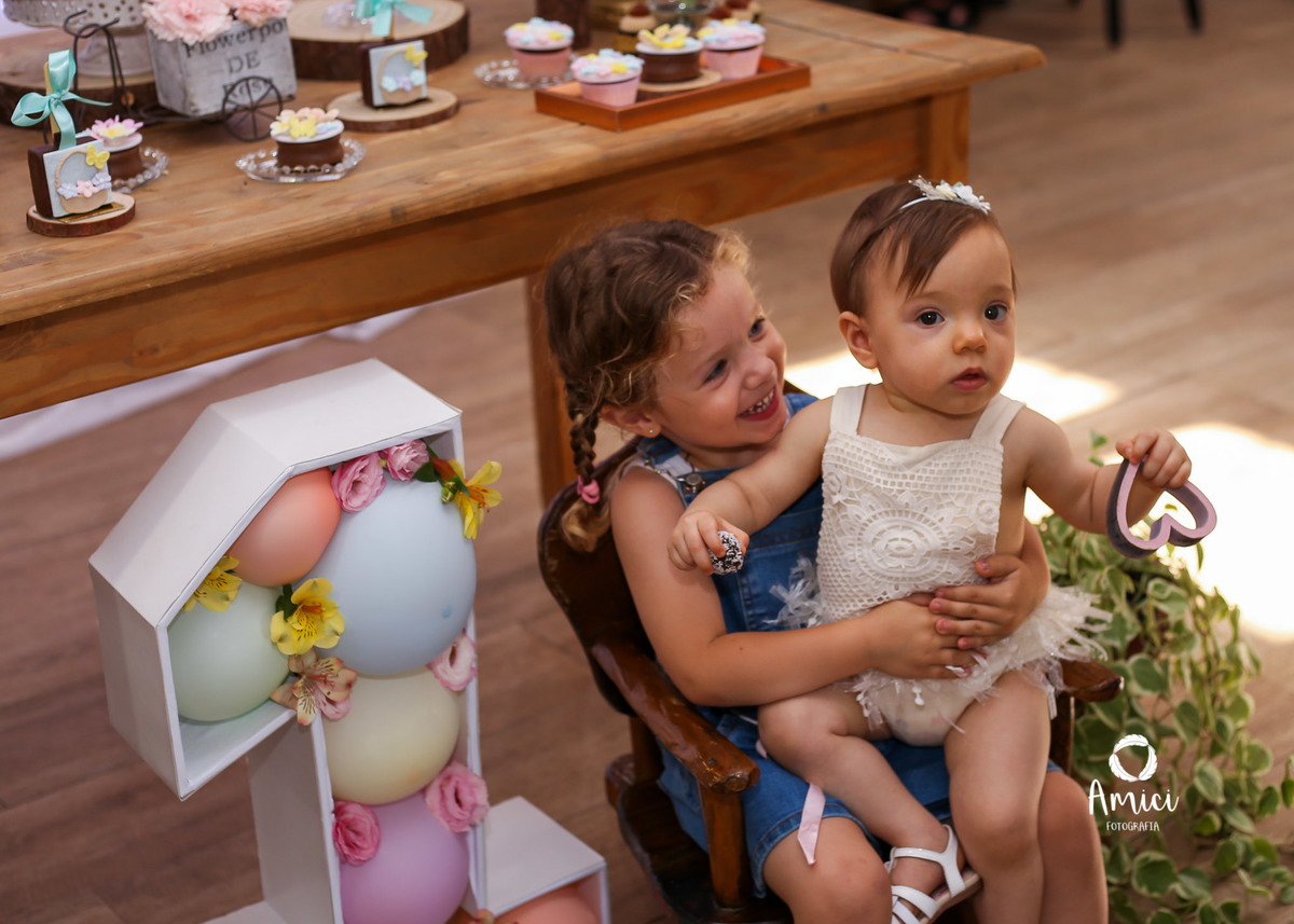Fotografia infantil, prima dando colo para a bebê.