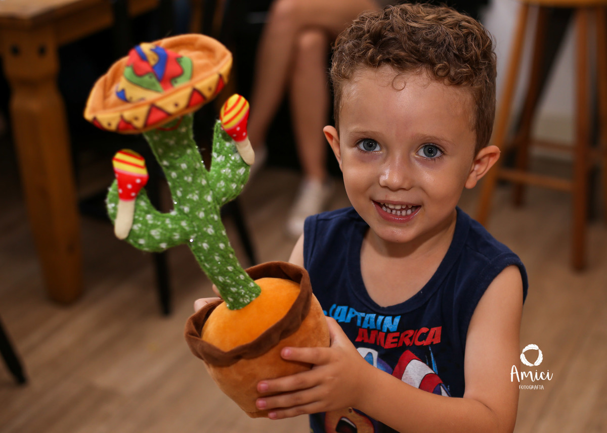 Evento infantil, primo brincando com o cacto.