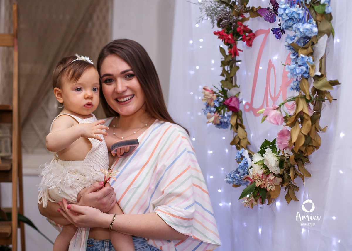 Fotografia infantil, bebê no colo da mãe.
