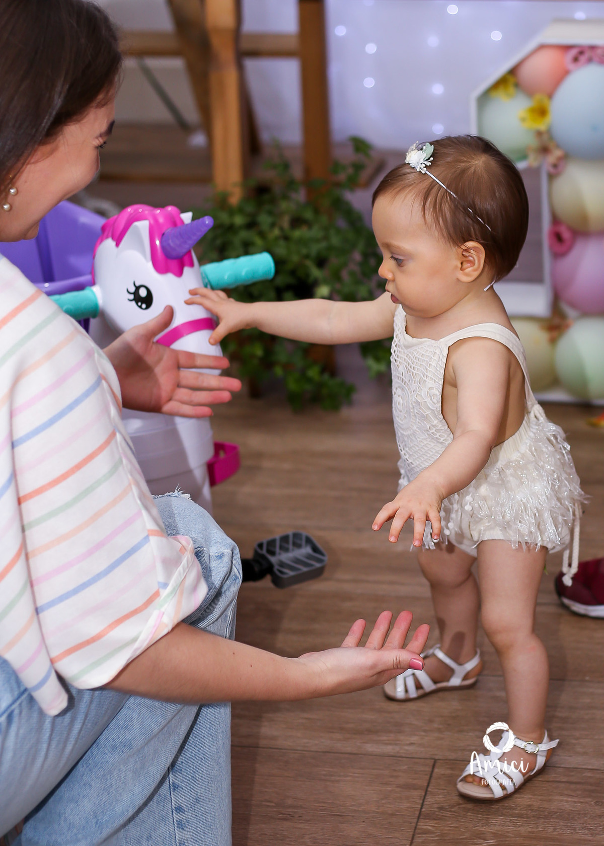 Festa infantil, primeiros passos da aniversariante.