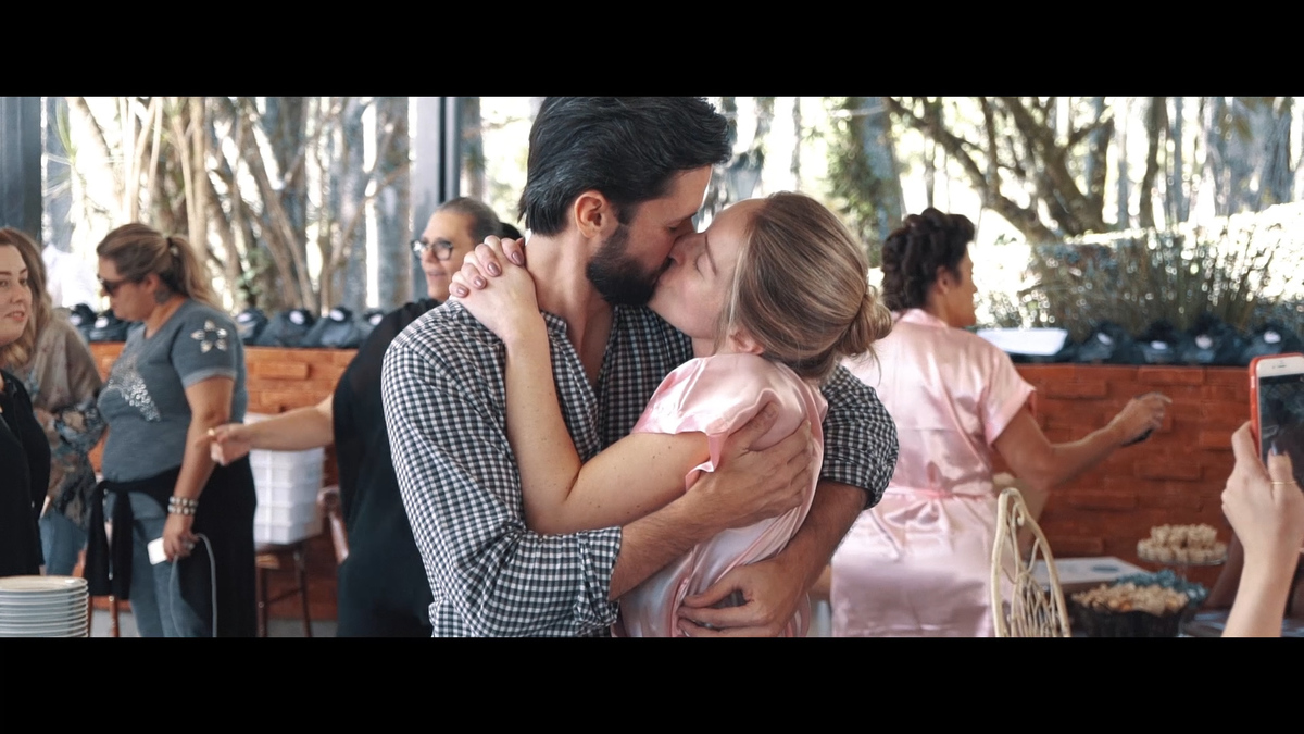 FOTOGRAFIA NOIVOS EMOCIONADOS COM A DECORAÇÃO DE CASAMENTO NA FAZENDA SANTA BÁRBARA POR HRT FILMES