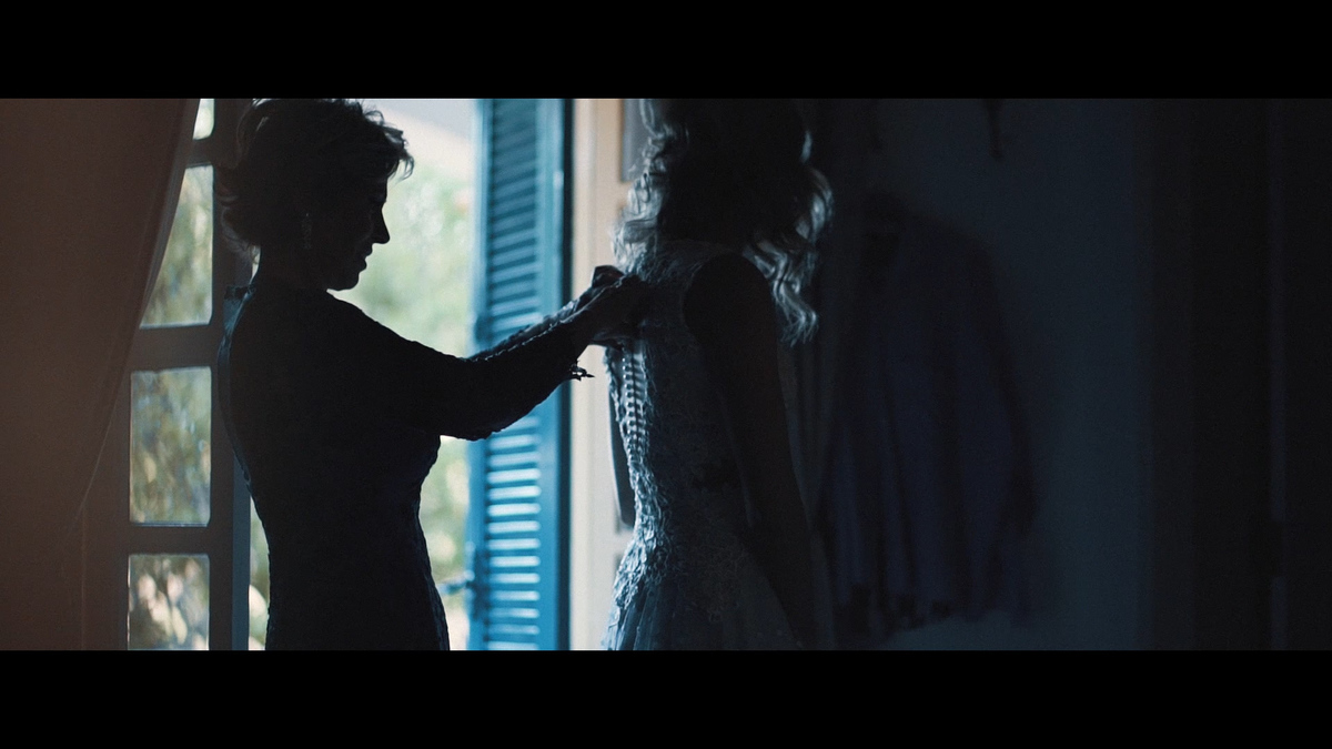 FOTOGRAFIA NOIVA COLOCANDO VESTIDO ANTES DA CERIMÔNIA POR HRT FILMES