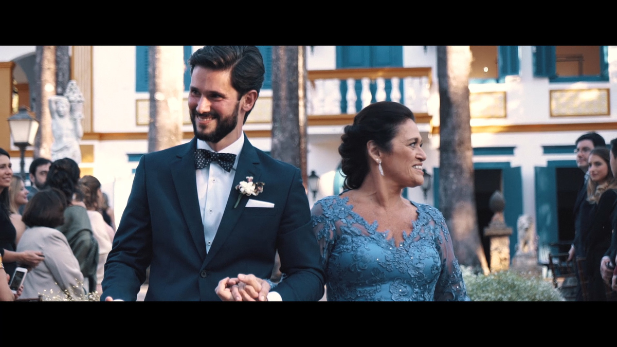 FOTOGRAFIA DO NOIVO ENTRANDO COM SUA MÃE NO CASAMENTO POR HRT FILMES