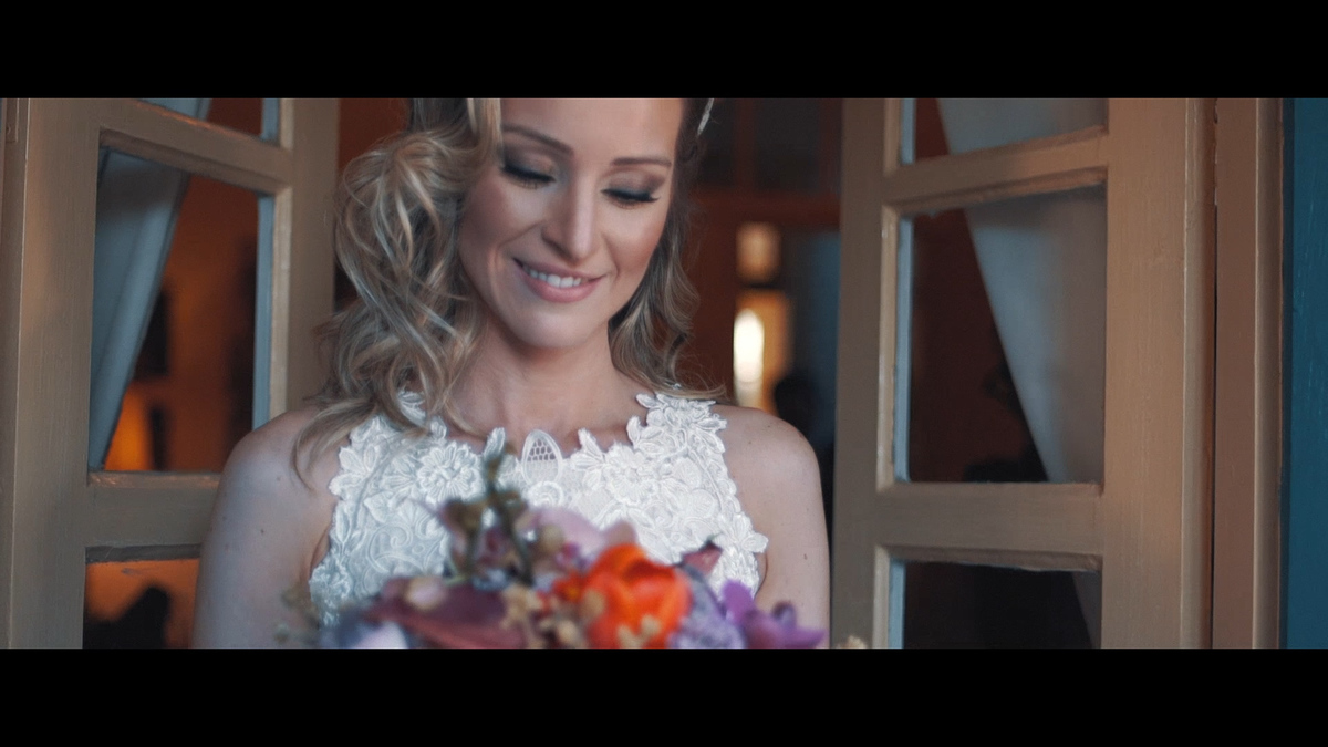 FOTOGRAFIA DA NOIVA E SEU BUQUÊ MINUTOS ANTES DE ENTRAR NA CERIMÔNIA POR HRT FILMES