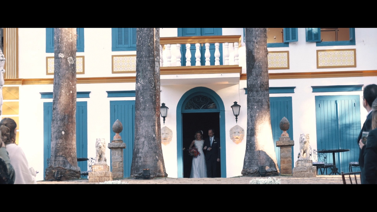 FOTOGRAFIA DA NOIVA ENTRANDO COM SEU PAI NA CERIMÔNIA POR HRT FILMES