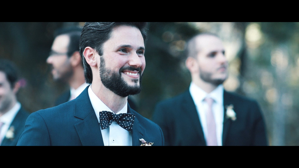 FOTOGRAFIA DO NOIVO AGUARDANDO SUA NOIVA ENTRAR POR HRT FILMES