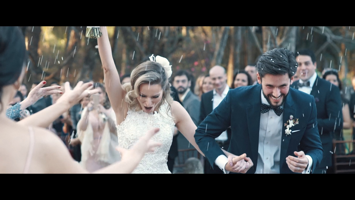 FOTOGRAFIA NOIVOS SAINDO COMEMORANDO DA CERIMÔNIA POR HRT FILMES