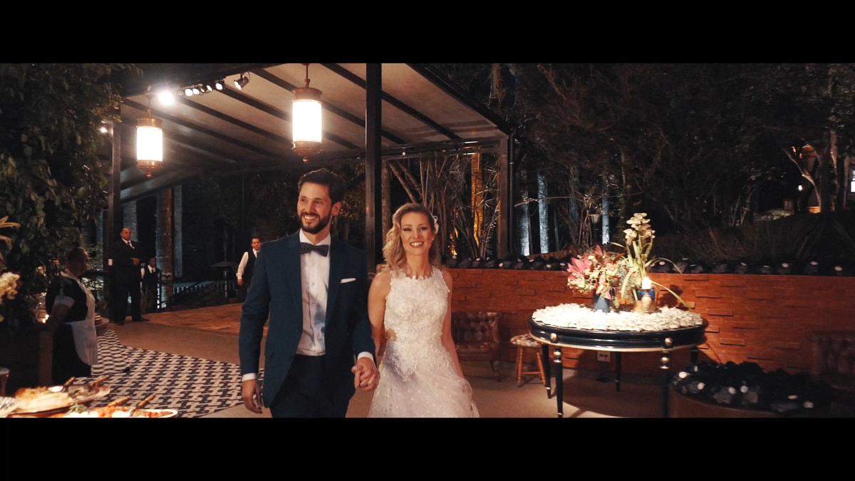 FOTOGRAFIA DOS NOIVOS ENTRANDO NA FESTA DE CASAMENTO POR HRT FILMES