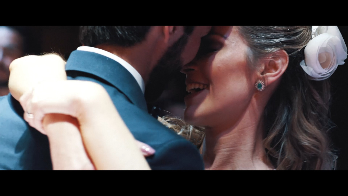 FOTOGRAFIA DOS NOIVOS DANÇANDO NA FESTA DE CASAMENTO POR HRT FILMES